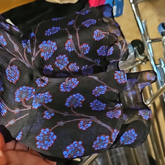 Beautiful Diane Von Furstenberg silk, lined top - Picture 3 of 8